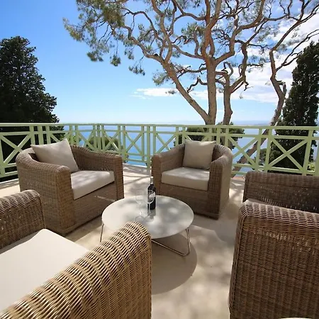 Seniff In Villa Nice
